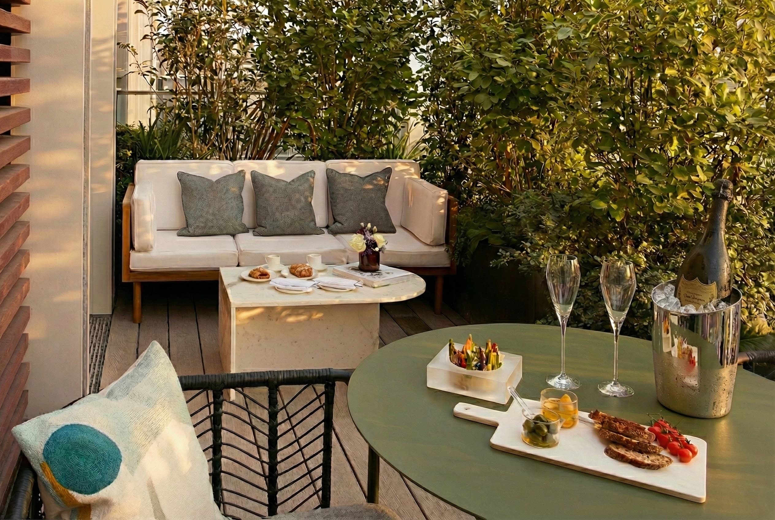 Private landscaped terrace